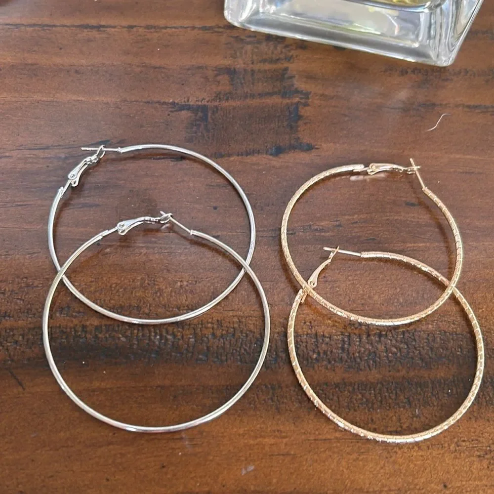 Fashion jewelry bundle 2 pair hoops earrings no tags light weighted
